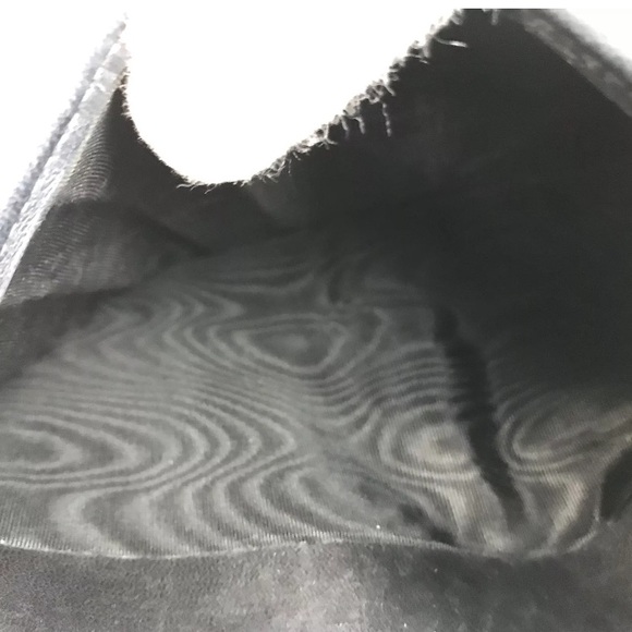 AUTH CHANEL Caviar Skin two-fold wallet black GUC - Picture 6 of 11